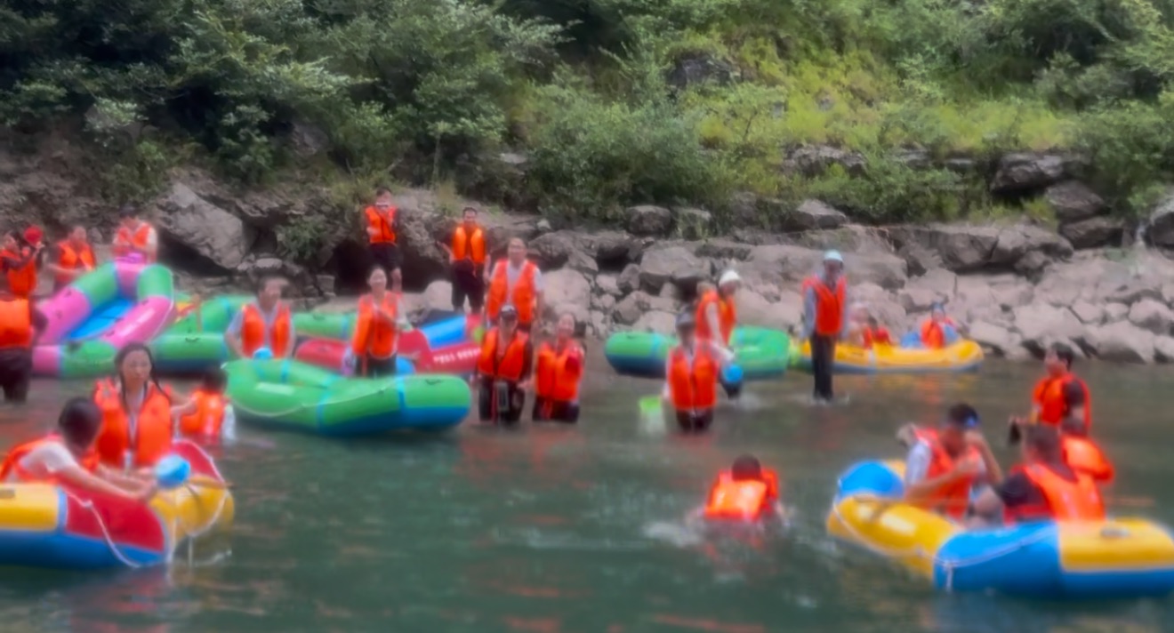 2025.8月集團(tuán)年中會“響馬河漂流”