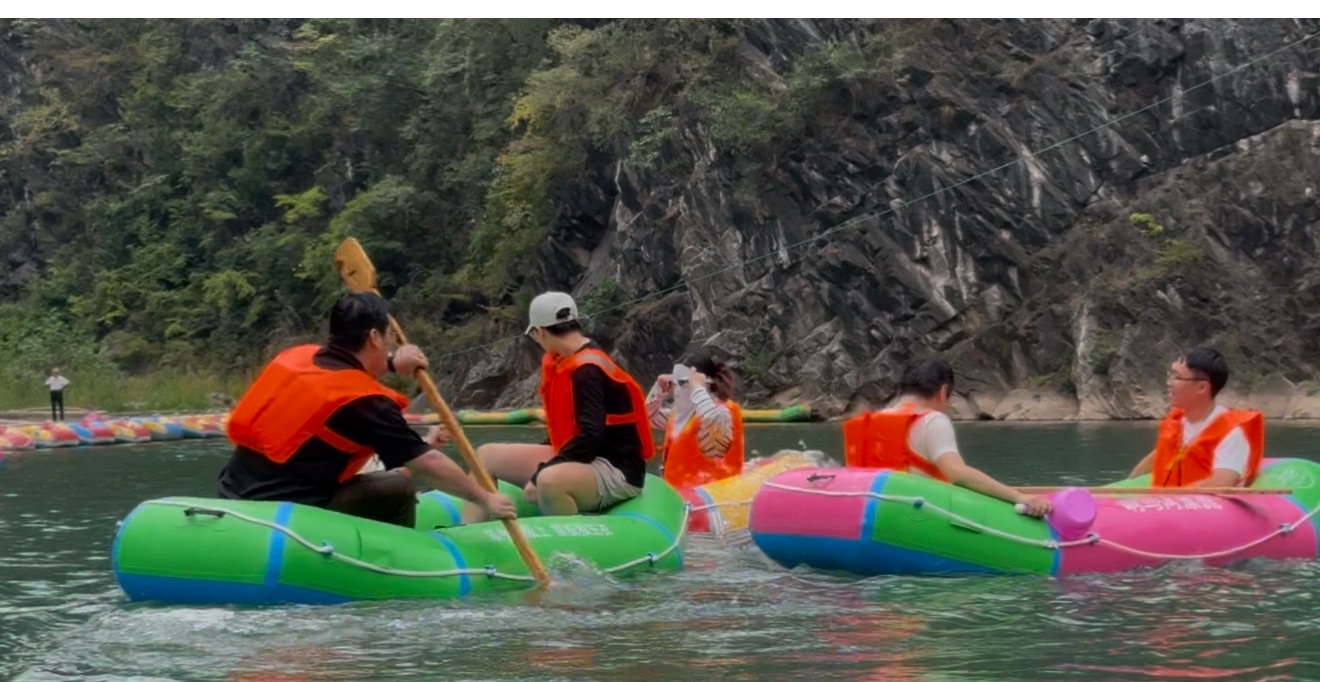 2025.8月集團(tuán)年中會“響馬河漂流”